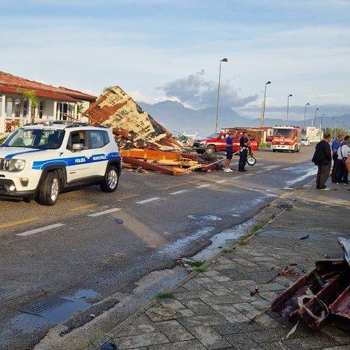 Tromba d'aria nella notte a Pontecagnano: danni a strutture balneari e civili