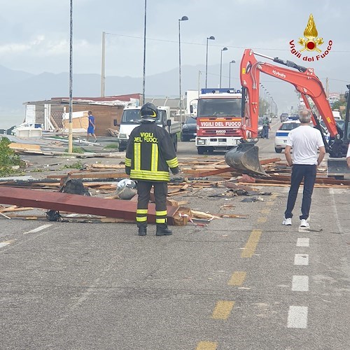 Tromba d'aria nella notte a Pontecagnano: danni a strutture balneari e civili