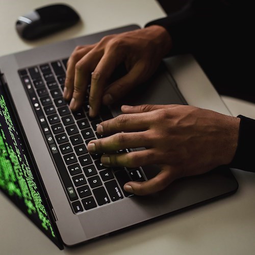 Truffano persone in cerca di Green Pass falsi, internet brulica di criminali celati da profili social "fake"