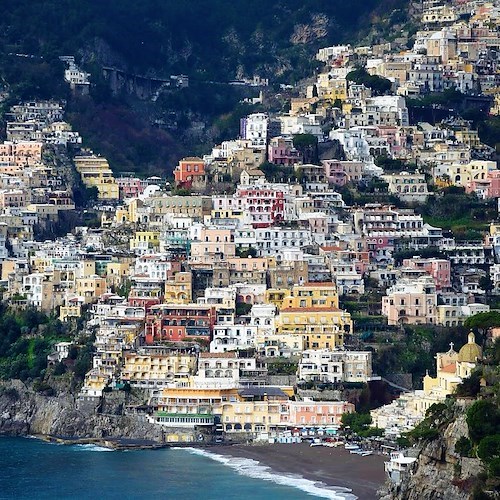 “Turismo delle Radici”, minoranza vota contro: «Positano vive una vera e propria emergenza abitativa, non ha bisogno di più turisti»