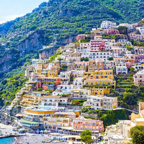 Turismo, italiani scelgono la vacanza di prossimità. Positano e Amalfi regine dell’estate 2020