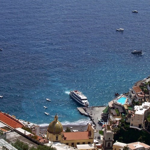 Turismo, Positano pensa alla tassa di sbarco. Sindaco De Lucia: «Potremmo offrire più servizi»