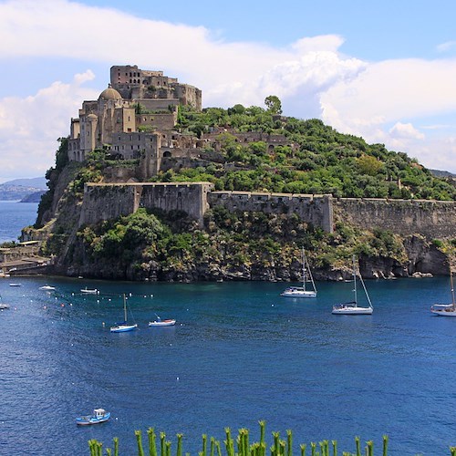 Turista ad Ischia ucciso in 5 giorni dalla legionella. Ma come si sviluppa e come agisce il batterio?