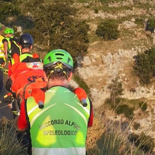 Turista australiano si ferisce sul sentiero degli dei. Intervento del Soccorso Alpino e Speleologico