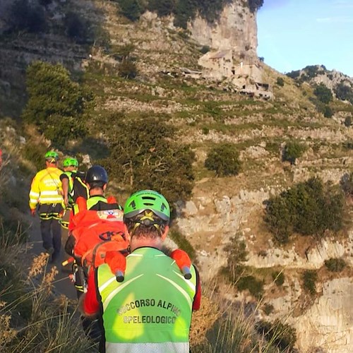 Turista australiano si ferisce sul sentiero degli dei. Intervento del Soccorso Alpino e Speleologico