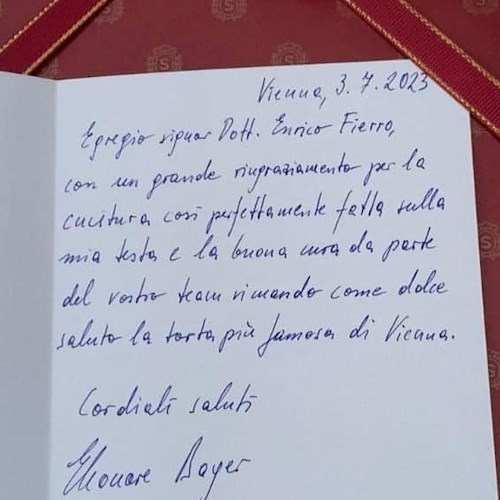 Turista cade e si rompe la testa in Costiera Amalfitana: da Vienna un regalo al medico che l’ha curata