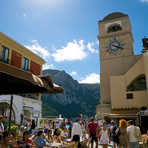 Turista fai-da-te urina in strada a Capri, multa da 3mila euro