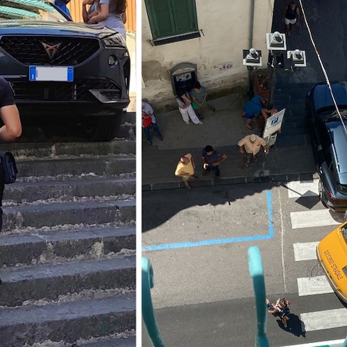 Turista finisce incastrato nelle scale con l’auto, curioso incidente a Minori /FOTO