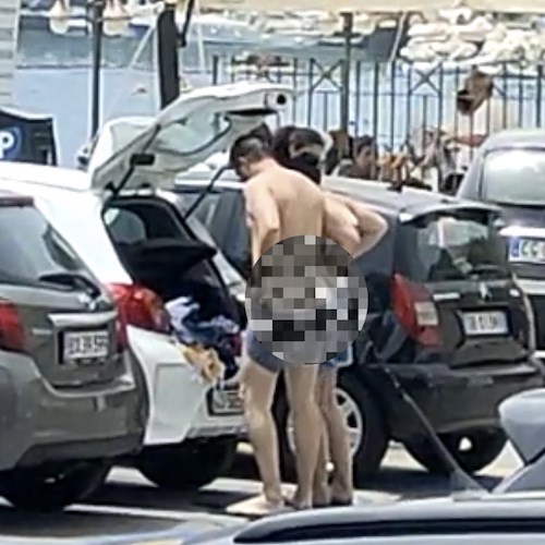 Turisti indisciplinati in Costa d’Amalfi: a Maiori c’è chi si cambia il costume davanti a tutti e chi dorme nelle aiuole