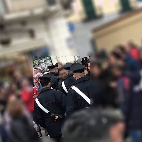 Ubriaco al Carnevale di Maiori, Carabinieri lo conducono in caserma. Denunciato