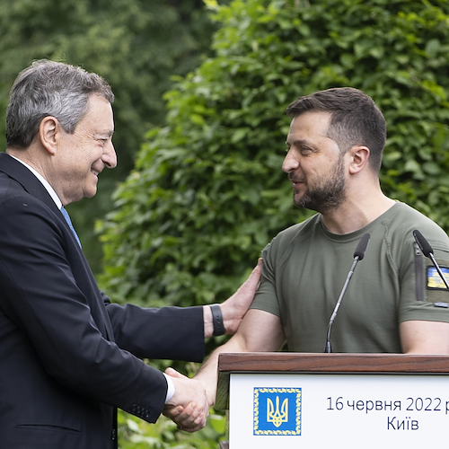 Ucraina, Draghi a Zelensky: «L'Italia non riconoscerà i referendum russi, sono illegali»
