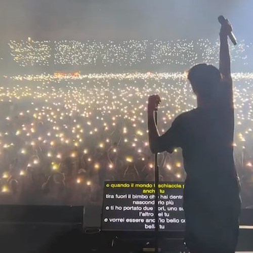 Ultimo in tour a Napoli, finalmente il concerto dopo rinvio per Covid del 2020. Da Trenitalia corse metropolitane straordinarie