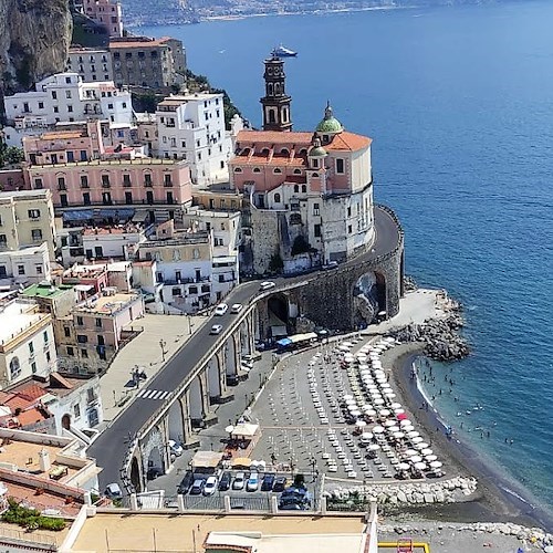 Un gruppo di giovani atranesi si prenderà cura del decoro pubblico: affidata ad “AmAtrani Service” manutenzione di spiaggia libera, vicoli e bagni