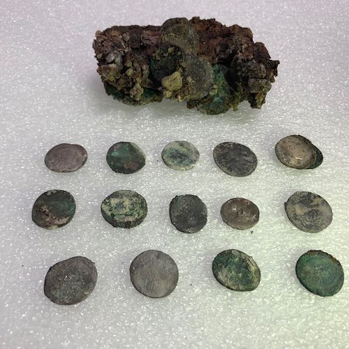 Un sacchetto con 20 monete d’argento e bronzo stretto al petto, così scappava il fuggiasco di Pompei