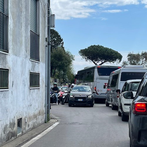 Un Venerdì Santo di disagi in Costiera Amalfitana, lunghe code da Amalfi a Praiano / FOTO 