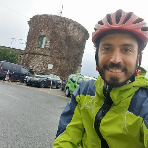 Un viaggio solidale in bici per raggiungere la Norvegia, il 32enne Daniele Panarella arriva in Costa d'Amalfi 