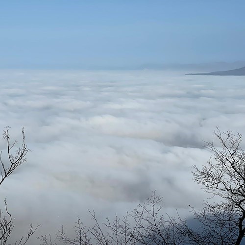 Una fitta nebbia avvolge la piana del Vesuvio: scenario inedito cattura la curiosità [FOTO]