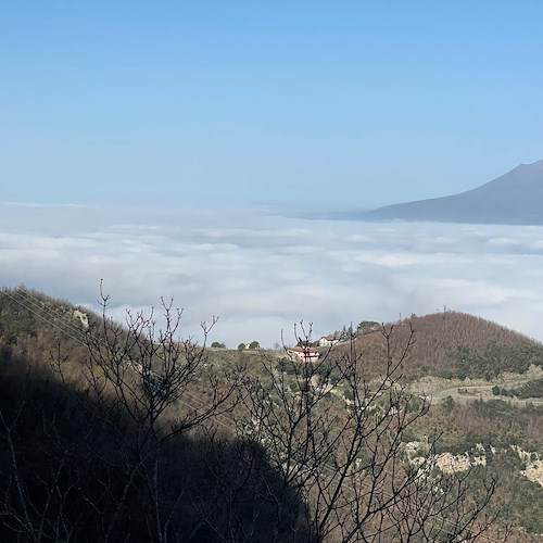 Una fitta nebbia avvolge la piana del Vesuvio: scenario inedito cattura la curiosità [FOTO]