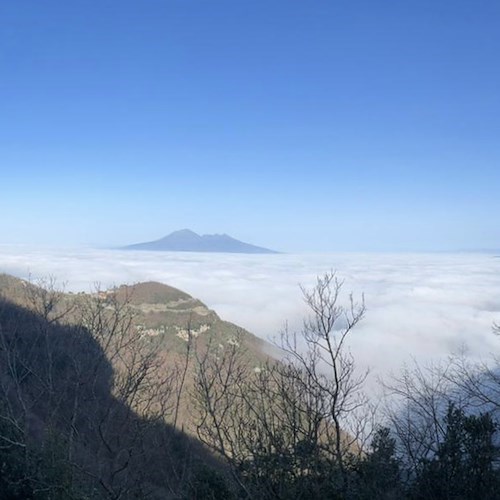 Una fitta nebbia avvolge la piana del Vesuvio: scenario inedito cattura la curiosità [FOTO]