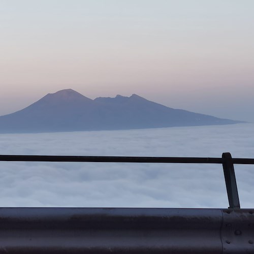 Una fitta nebbia avvolge la piana del Vesuvio: scenario inedito cattura la curiosità [FOTO]