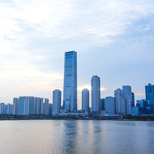 Una nuova ondata di Covid blocca l'hub tecnologico di Shenzhen, stop anche alla produzione degli iPhone