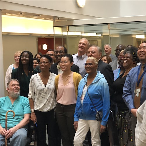 USA, Franco Nuschese per la ricerca contro l’AIDS porta Dionne Warwick all’Istituto di Baltimora [FOTO]
