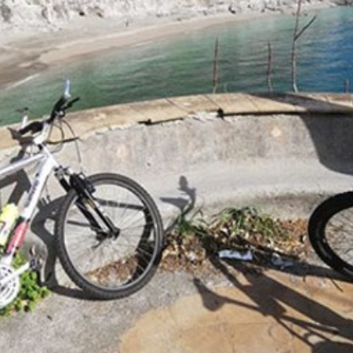 Va in bici da Salerno a Cetara, poi posta foto su Facebook: lo sdegno sui social 