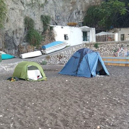 Vacanza fai-da-te in Costiera Amalfitana: montate tende sulla spiaggia di Castiglione [FOTO]