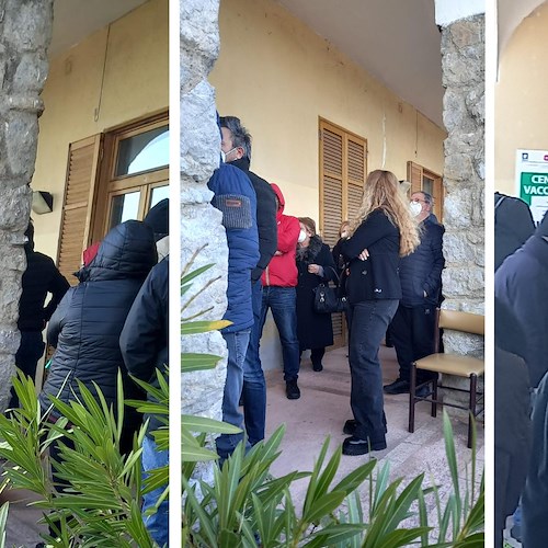 Vaccini, somministrazioni in ritardo all'Hub Costa d'Amalfi: folla all'ingresso dell'Ospedale