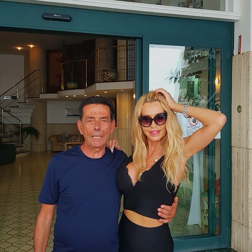 Valeria Marini torna in Costa d'Amalfi, per la showgirl relax a Vietri sul Mare 
