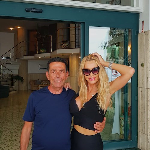 Valeria Marini torna in Costa d'Amalfi, per la showgirl relax a Vietri sul Mare 