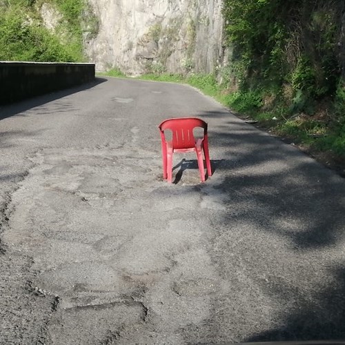 Valico di Chiunzi strada groviera: rispunta la sedia rossa a segnalare grossa buca [FOTO]