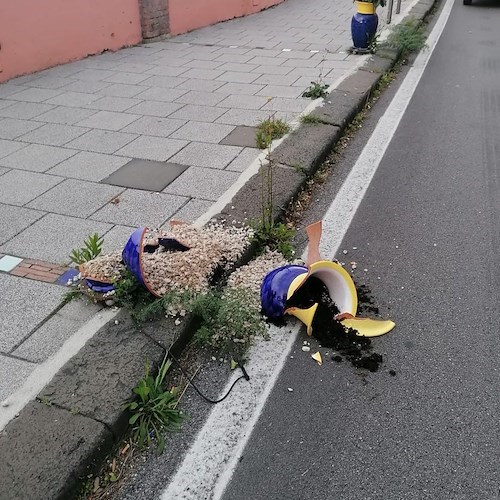 Vandali infrangono vasi in ceramica lungo la strada di Vietri sul Mare, individuati e denunciati