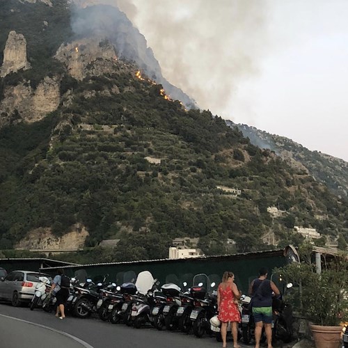 Vasto incendio a Positano, cadono pietre sull’Amalfitana: STRADA CHIUSA