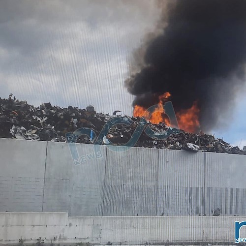 Vasto incendio in un'azienda di Sarno: Vigili del Fuoco sul posto per spegnere le fiamme