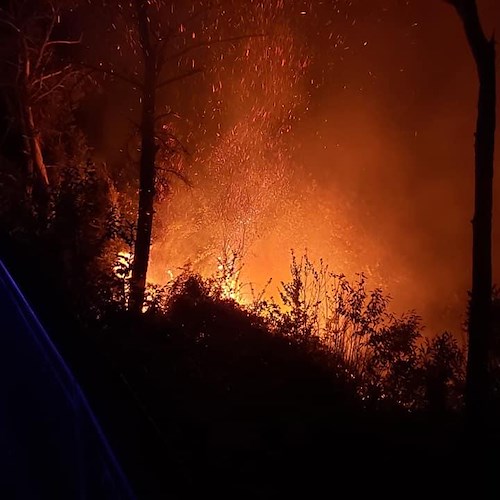 Vasto incendio nella notte a Tramonti: fiamme alte alimentate dal vento divorano Croce dell’Arco [FOTO]