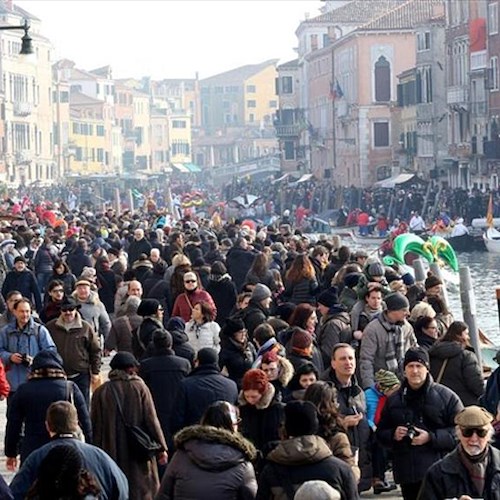 Venezia "soffocata" dai turisti: ora sperimenta il conta-persone per gli accessi. Soluzione anche per Costa d'Amalfi?