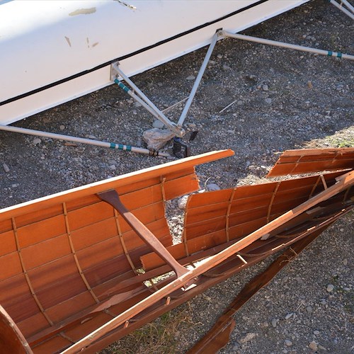 Vento forte: sulla spiaggia di Maiori volano canoe, feriti 4 atleti. Gare Campionati Italiani di Coastal Rowing rinviate a domani [FOTO]
