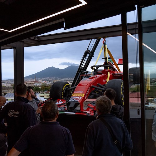 Vesuvio MotorShow: una Formula1 vola nel cielo di Napoli