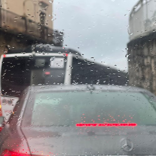 Viabilità in tilt sulla SS163 “Amalfitana” in un uggioso venerdì di aprile: automobilista scende a dirigere il traffico