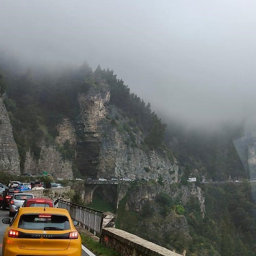 Viabilità, lunedì da bollino rosso in Costa d’Amalfi nonostante targhe alterne: urge la ZTL territoriale