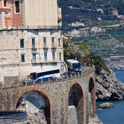 Viabilità, targhe alterne sulla Statale Amalfitana dal 24 aprile al 2 maggio 2023