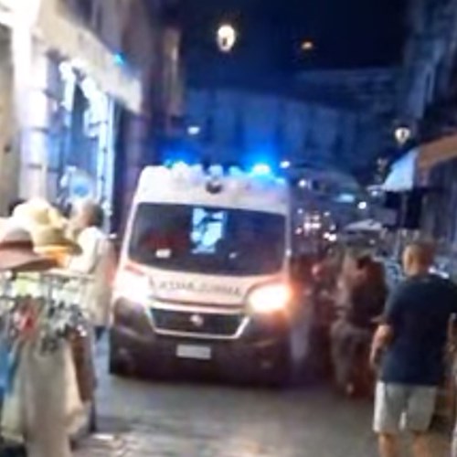 Vietri sul Mare, ambulanza bloccata da tavolini e stand: Sindaco diffida gli esercenti responsabili