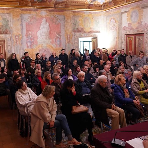 Aula consiliare gremita per la presentazione del libro "Dölker a cento anni da Vietri sul Mare" di Giorgio Napolitano