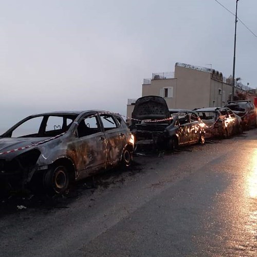 Vietri sul Mare, auto in fiamme nei pressi dell'Hotel Raito: si sospetta l'origine dolosa