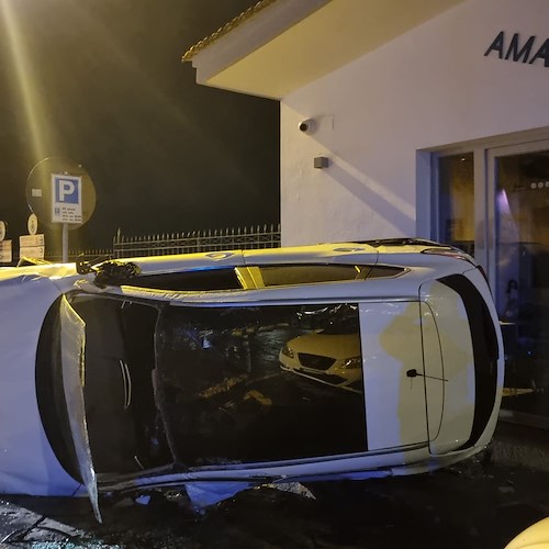 Vietri sul Mare: auto si ribalta nella notte in Piazza Solimene, nessun ferito 