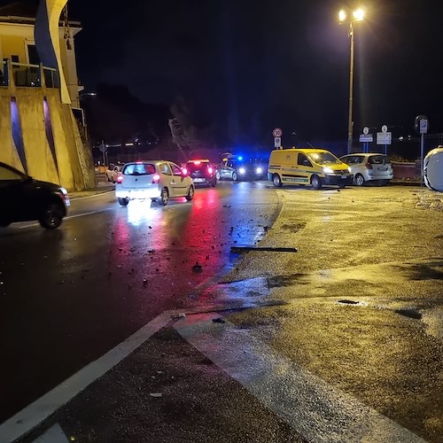 Vietri sul Mare: auto si ribalta nella notte in Piazza Solimene, nessun ferito 