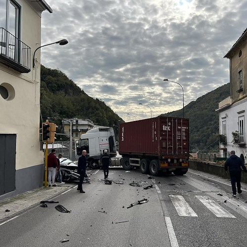 Vietri sul Mare: brutto incidente sul ponte di Molina, coinvolti auto e tir 