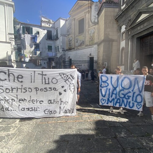 Vietri sul Mare: commozione ai funerali di Emanuel Colonnese, il 18enne morto in un incidente a Salerno