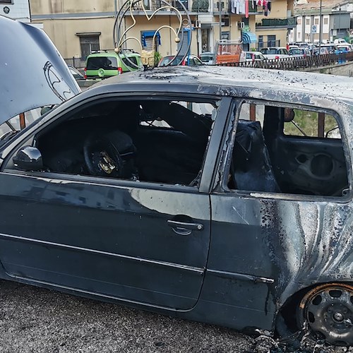 Vietri sul Mare, parcheggia auto e al mattino la trova incendiata: incidente o dispetto?